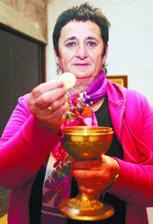 En Aldaba. Axun Zubeldia se dispone a impartir la comunión en la iglesia de este barrio tolosarra. ::                             NAGORE IRAOLA