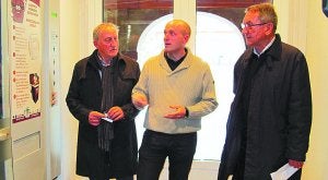 Patxi Albisu explica el funcionamiento de la máquina ante Marquínez y Aldaregia. ::
ELOSEGI