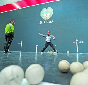 Ritual. Roberto García Ariño prueba el material en presencia de Martin Alustiza ayer en el frontón Bizkaia de Bilbao. ::                             BORJA AGUDO