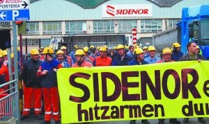 Los trabajadores de Gerdau Sidenor de Azkoitia reclaman negociar el convenio en el exterior de la planta. ::                             SUDUPE