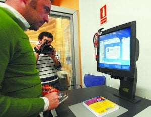 El concejal de Cultura Denis Itxaso hace uso del servicio de autopréstamo. ::                             NAGORE IRAOLA