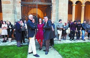 Un grupo de invitados espera la inauguración en el claustro. ::
FRAILE