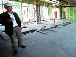 Director. Joxe Mari Aizega muestra una de las salas del centro.