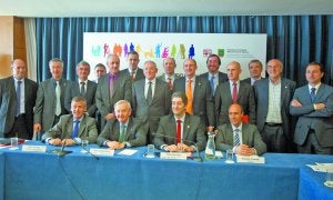 Asociacionismo. Responsables empresariales e institucionales, en la firma del acuerdo. ::
MICHELENA