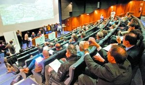 Las firmas. Los asistentes al acto del Aquarium, durante la rúbrica de los documentos de compromiso. ::                             USOZ
