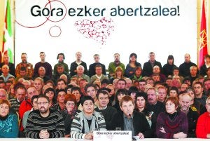 Miembros de la izquierda abertzale, en un acto celebrado el pasado mes de noviembre en Pamplona. ::                             JESÚS DIGES/EFE