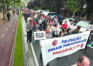 Un momento del paso de la manifestación ayer por el paseo San Francisco. ::
KLISK