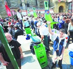 Buen ambiente. Tras el chaparrón del mediodía reinó el sol y la gente bebió tranquilamente. ::                             J.M. LÓPEZ