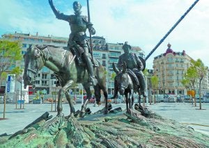 Rodeados de merluzas. Don Quijote y Sancho Panza aparecen sobre una peana de bronce con peces del Cantábrico esculpidos. ::                             A. M.
