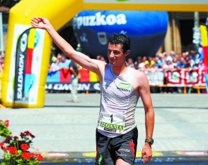 Kilian Jornet cruza la línea de meta el domingo en Zegama. :: PEDRO MARTÍNEZ