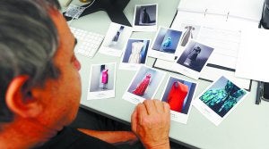 Trabajando. Manuel Outmuro, el pasado otoño en Donostia, contemplando pruebas de algunas de las fotos que se han incorporado al catálogo. ::                             J. M . LÓPEZ