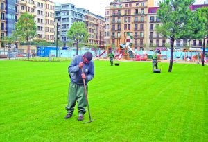 Operarios daban ayer los últimos retoques a la zona de césped. ::
A.V.