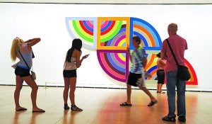 Varios visitantes observan 'Harran II', del norteamericano Frank Stella, pintada en 1967. ::                             REUTERS