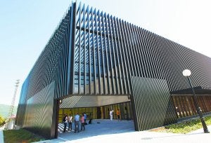 La jaula. Una estructura enrejada cubre todo el edificio como si fuera un cofre que guardará un gran tesoro, el del patrimonio. ::                             FOTOS FERNANDO DE LA HERA