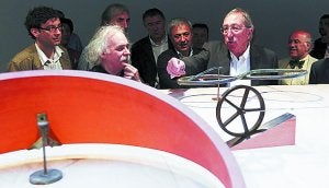 Juan Navarro Baldeweg explica su obra en el museo. ::
EFE