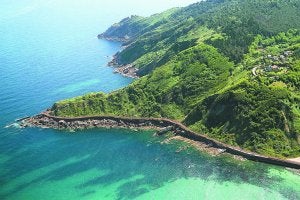 Vista aérea de cómo quedaría la pasarela al completo, desde el actual paseo de Sagüés hasta la punta de Mompás. En la fotografía superior de la derecha, vista nocturna, y en la inferior se puede ver la separación respecto a la ladera de Ulia.