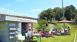 A leer. La bibliopiscina es conocida ya como «la tercera biblioteca municipal», ya que los usuarios alquilan todo tipo de libros. ::  FOTOS KLISK