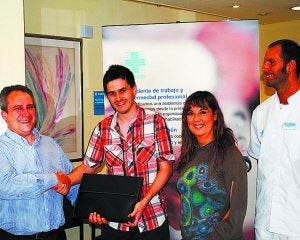 Alberdi junto a Puertas y representantes de la Mutua. ::
ERROTAZAR