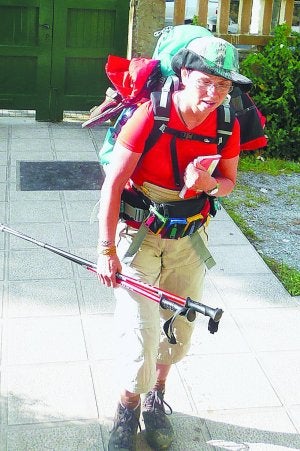 Peregrinos de todas partes llegan a Zarautz. En la imagen una mujer austriaca llegando al albergue. ::
ETXEBERRIA