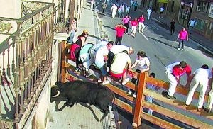 2. Se introduce en la bajera donde se refugió la víctima.