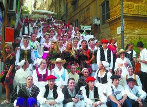 Sicilia. Los dantzaris de Ereintza con miembros de grupos de baile de otros países. ::                             ARIZMENDI
