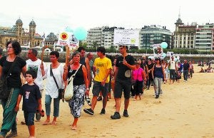 Un momento de la protesta de ayer en La Concha ::                             NAGORE IRAOLA