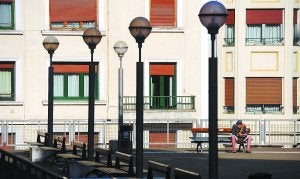 Luminarias. Eibar cuenta con más de 6.000 farolas y puntos de luz repartidos por la ciudad. ::                             FOTOS: FÉLIX MORQUECHO