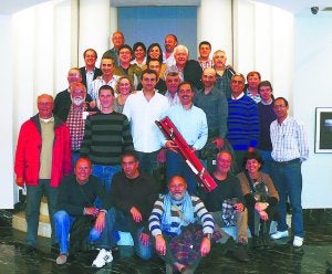 Felices. Andrés Indurain, ganador de la makila, rodeado por la familia de la AFI. ::
F. DE LA HERA