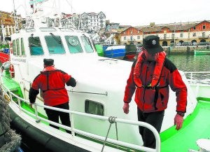 La embarcación de la Ertzaintza que participó en el rastreo atracó en el puerto de Getaria. ::                             ARIZMENDI