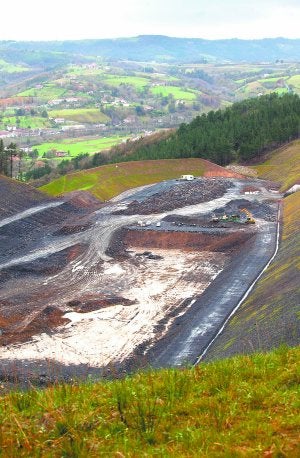 La explanación de la vaguada donde se prevé instalar la incineradora está muy avanzada. ::                             LUIS MICHELENA
