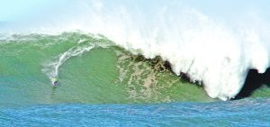 CAÍDA  LIBRE EN IGELDO. El surfista zarauztarra Axier Muniain se desplazó a mediodía de ayer a la cala Agiti de Igeldo para capturar las enormes olas que ha desencadenado el temporal. Muniain cogió algunas que superaban los ocho metros de altura, desde las que se dejó caer con maestría. ::                             ARIZMENDI