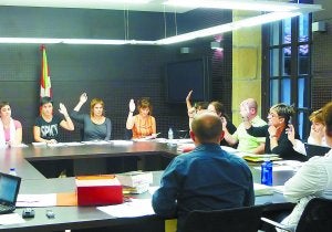 En Pleno. La alcaldesa con el equipo de Gobierno y, a la derecha, los ediles del PSE-EE. ::                             VIÑAS