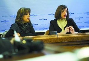 Balance. Las delegadas Goizane Álvarez y Cristina Laborda. ::                             F. DE LA                             HERA