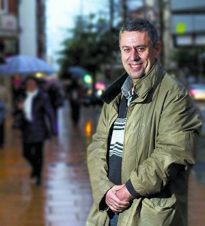 El nuevo presidente del Foro Ciudadano Irunés, Agustín González. ::
F. DE LA HERA