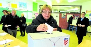 Solo el 42% de los croatas acudieron ayer a las urnas para votar en el referéndum de adhesión a la Unión Europea. ::
AFP