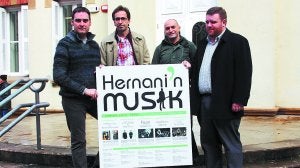 Mikel Emezabal, Harkaitz Cano, Luis Intxauspe e Iñaki Eguren con el cartel de la temporada de invierno de Hernani'n Musik. ::                             MARÍA