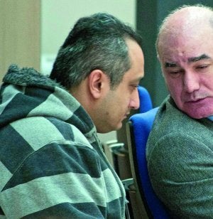 Edward Enrique San Clemente conversa con su abogado poco antes del comienzo de la vista. ::                             GUILLERMO RIVAS