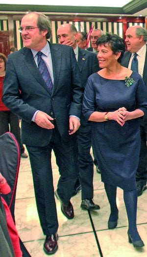 Celaá, junto a Gabilondo, a su llegada al Forum Europa. ::                             TELEPRESS