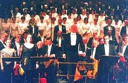 Gerd Albrecht saluda al público en el concierto que ofreció en Donostia hace diecisiete años. ::                             MIKEL