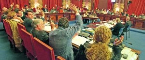 Votación. Los corporativos (en primer plano los de PP) levantan los brazos en una de las votaciones del Pleno de ayer. ::                             LOBO ALTUNA