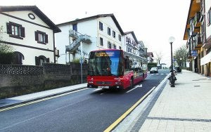 Línea 2. Autobús urbano, en su recorrido por el barrio de Ventas. ::
F. DE LA HERA