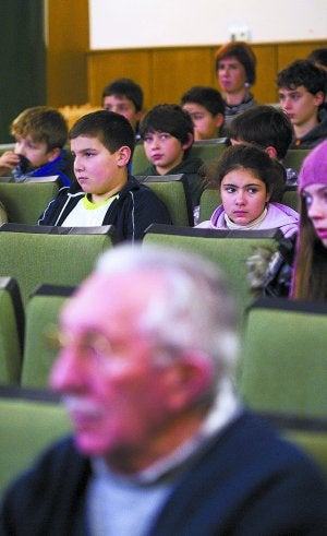 Intergeneracional. Jóvenes y mayores, en la presentación. ::
F. DE LA HERA