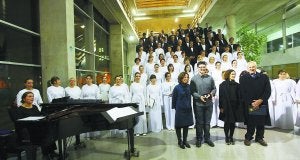 Ganadores. El músico Jagoba Astiazaran, junto a la representante de C.I.T. de Tolosa, Ana Arreche. A los lados, Cristina Uriarte y José María Echarri. ::                             FOTOS: LUIS MICHELENA