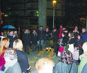 Coros. Uno de los coros de Santa Agueda partió del pórtico.