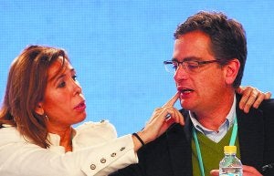 La catalana Alicia Sánchez Camacho bromea con Basagoiti, durante el congreso. ::
J. FERRERAS / EFE
