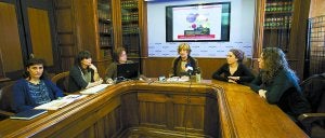 Colaboración. Ana Baena, ingeniero de Obras, Naiara Zabala, arquitecta de Urbanismo, Feli Goikoetxea, responsable de Intervención Comunitaria, Maite Cruzado, delegada de Bienestar Social y Ainara López y Oihana Llorente, de Irungo Bilgune Feminista, en la presentación.::                             F. DE LA HERA