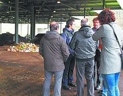 El diputado Juan Carlos Alduntzin, el alcalde Eneko Etxeberria, ediles de Bildu y técnicos, durante una visita reciente a Lapatx. ::                             E. A.