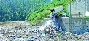Un camión arroja residuos urbanos al vertedero vizcaíno de Igorre. ::                             IGNACIO PÉREZ