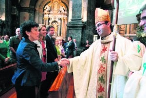 El obispo de San Sebastián, José Ignacio Munilla, saluda a la consejera Isabel Celaá tras una misa en el Santuario de Loyola. ::
TELEPRESS