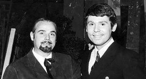 El pintor elgoibarrés Luziano, junto a Raphael. ::
KUTXA FOTOTEKA